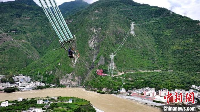 盛煌平台官方:金上至湖北特高压工程成功跨越大渡河